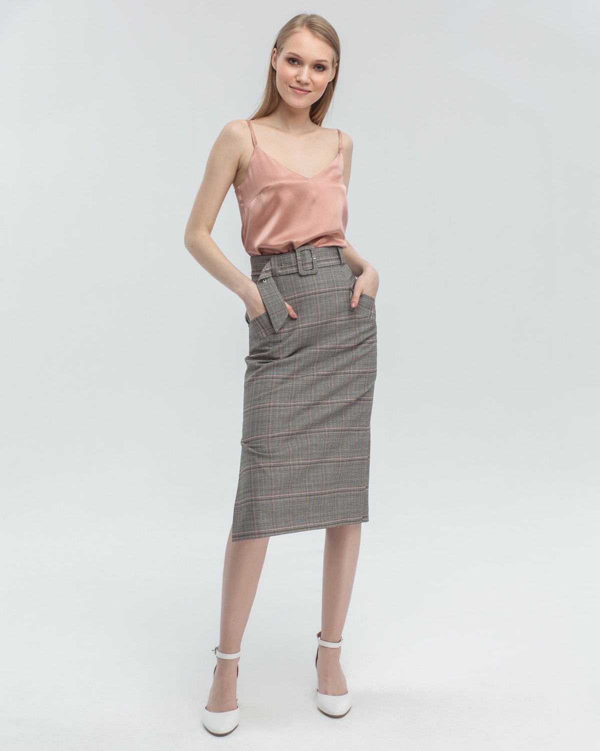 Юбка-карандаш длины миди из плотной вискозы на подкладке дополнена поясом в тон с обтяжной пряжкой. Идеальная база для создания деловых и вечерних образов. Сочетайте юбку с блузами ирубашками свободного кроя.