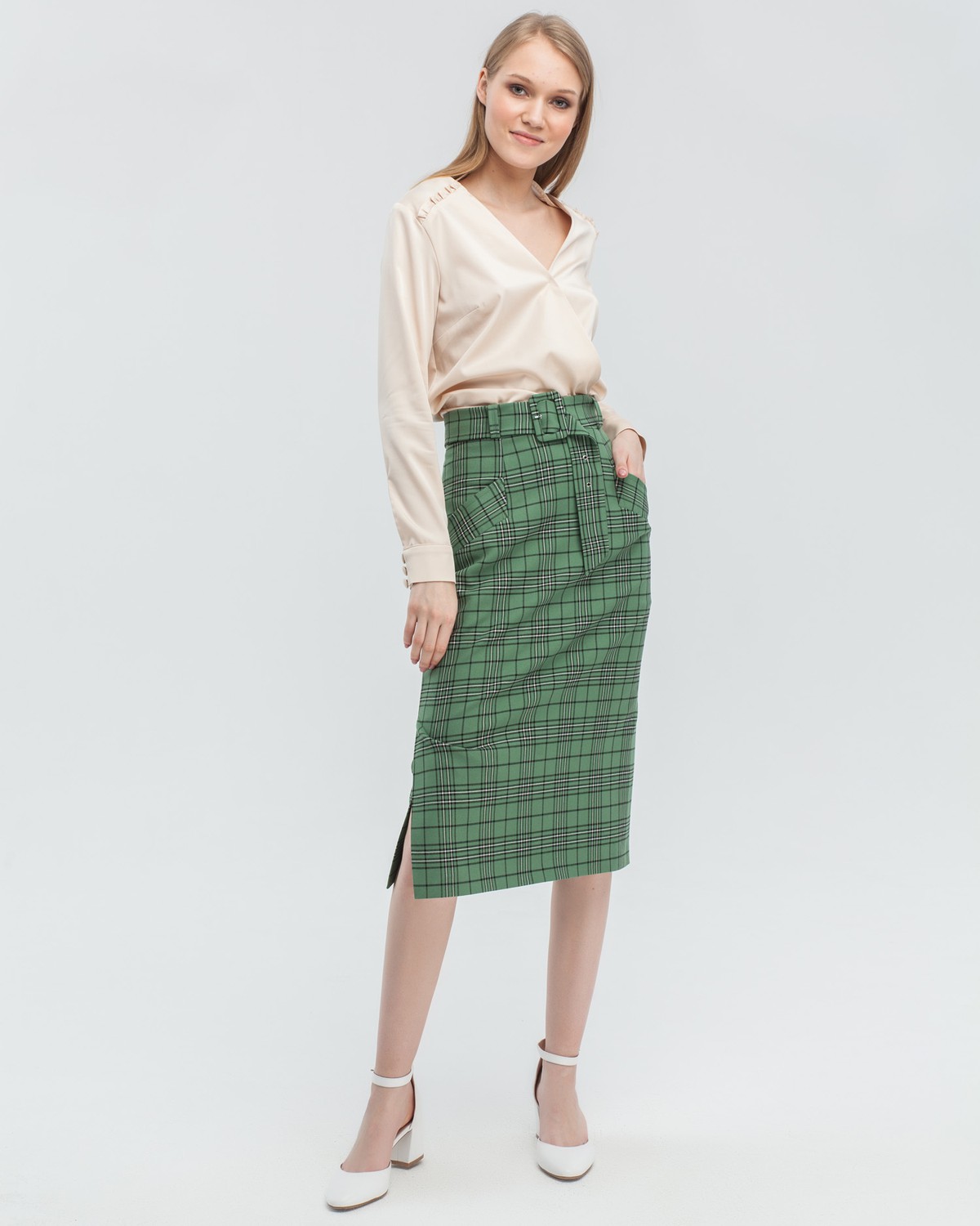 Юбка-карандаш длины миди из плотной вискозы на подкладке дополнена поясом в тон с обтяжной пряжкой. Идеальная база для создания деловых и вечерних образов. Сочетайте юбку с блузами ирубашками свободного кроя.