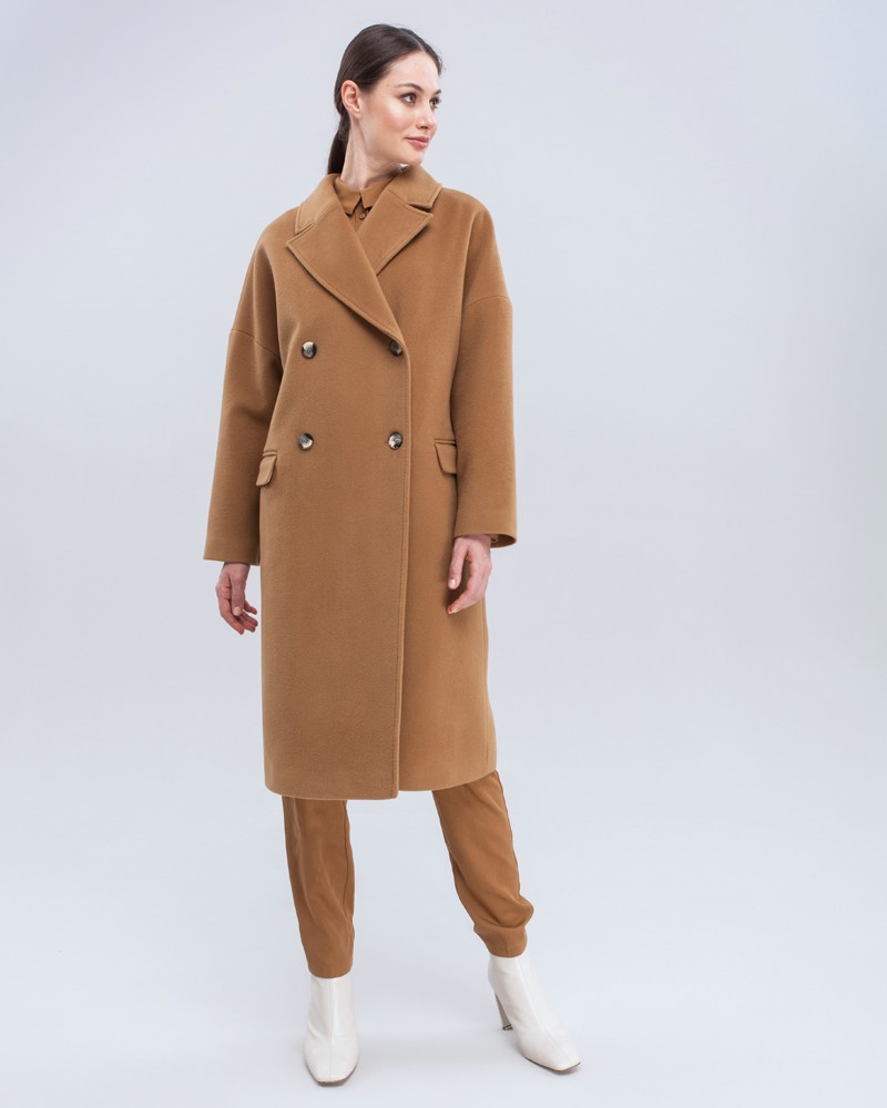 Двубортное минималистичное пальто-кокон длины чуть ниже колена. Дополнено декоративной отстрочкой, клапанами на карманах и пуговицами, выкрашенными вручную. Незаменимая базовая модель для тех, кто любит оверсайз.

На модели размер XS