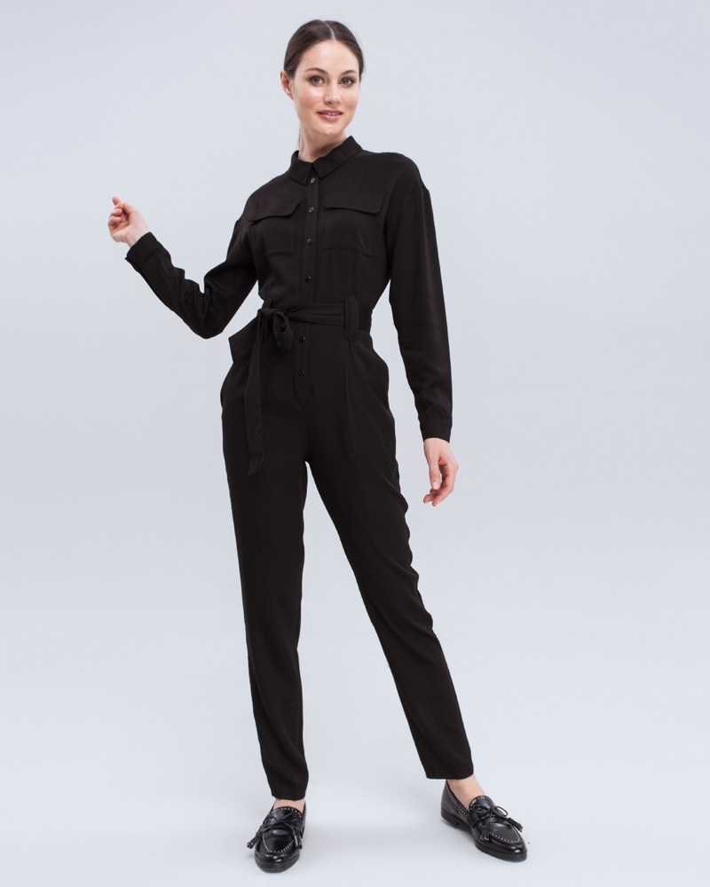 Комбинезон с длинным рукавом в стиле сафари из струящейся вискозы. Дополнен накладными карманами, пуговицами в тон, широким поясом и широкими шлевками. Комбинезон избавит Вас от вопроса: что надеть?. Он прекрасно сочетается с любой обувью, а также его можно дополнить Вашим любимым жакетом.

На модели размер XS