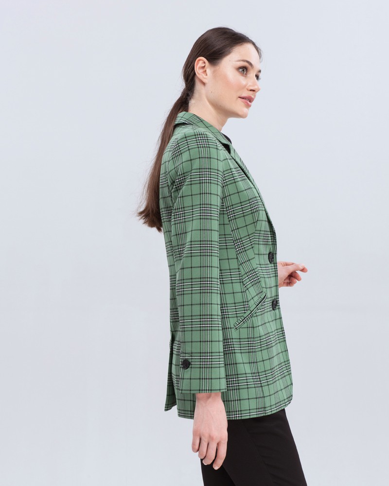 Приталенный однобортный жакет с застежкой на две пуговицы. Очень женственный крой жакета формирует желанный силуэт песочные часы.