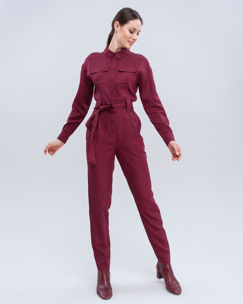 Комбинезон с длинным рукавом в стиле сафари из струящейся вискозы. Дополнен накладными карманами, пуговицами в тон, широким поясом и широкими шлевками. Комбинезон избавит Вас от вопроса: что надеть?. Он прекрасно сочетается с любой обувью, а также его можно дополнить Вашим любимым жакетом.

На модели размер XS