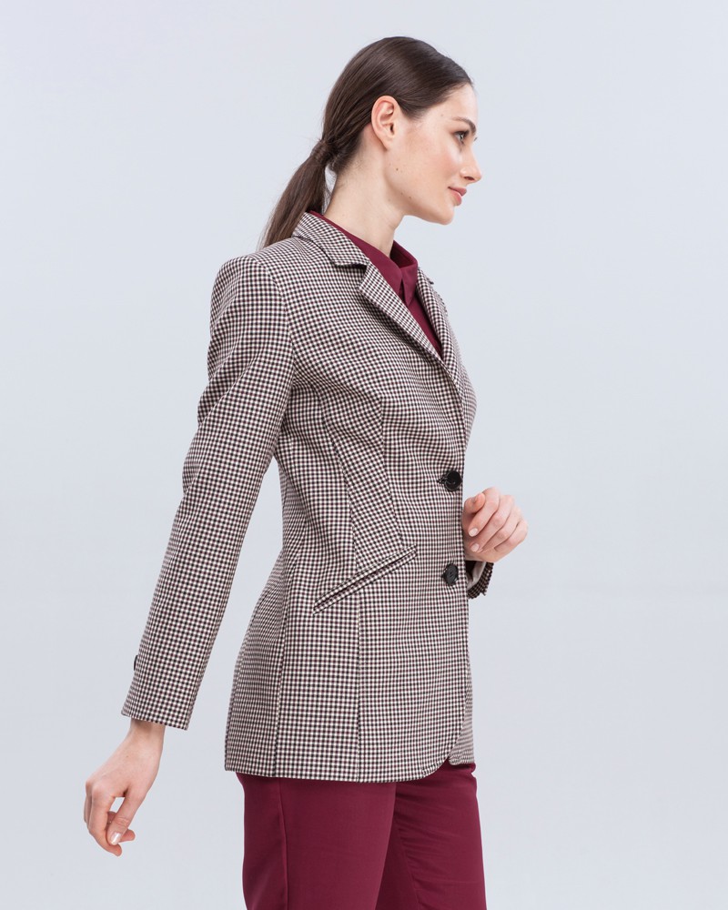 Приталенный однобортный жакет с застежкой на две пуговицы. Очень женственный крой жакета формирует желанный силуэт песочные часы.