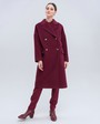 Пальто-кокон Tyler, цвет: бордовый Allweneed Двубортное минималистичное пальто-кокон длины чуть ниже колена. Дополнено декоративной отстрочкой, клапанами на карманах и пуговицами, выкрашенными вручную. Незаменимая базовая модель для тех, кто любит оверсайз.
На модели размер XS
