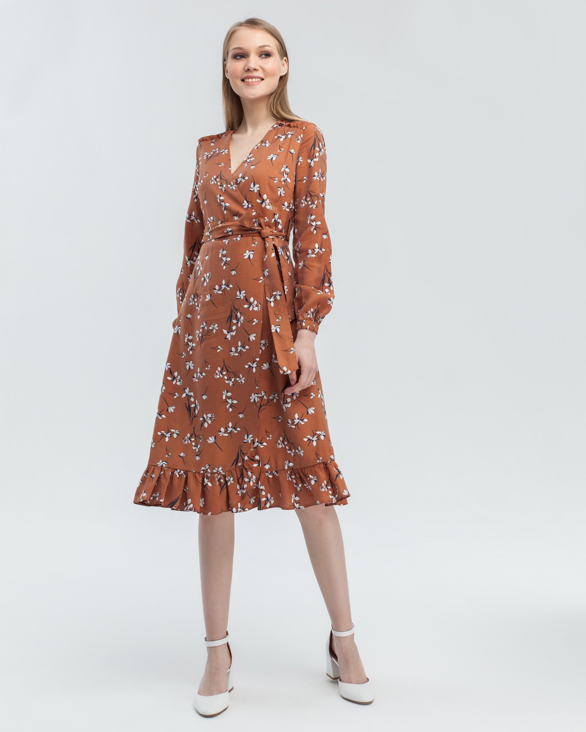 Платье с запахом длины чуть ниже колена. Дополнено воланом на подоле и поясом в тон, застежка на молнию. Собирайте с ним женственные образы на каждый день.

На модели размер XS