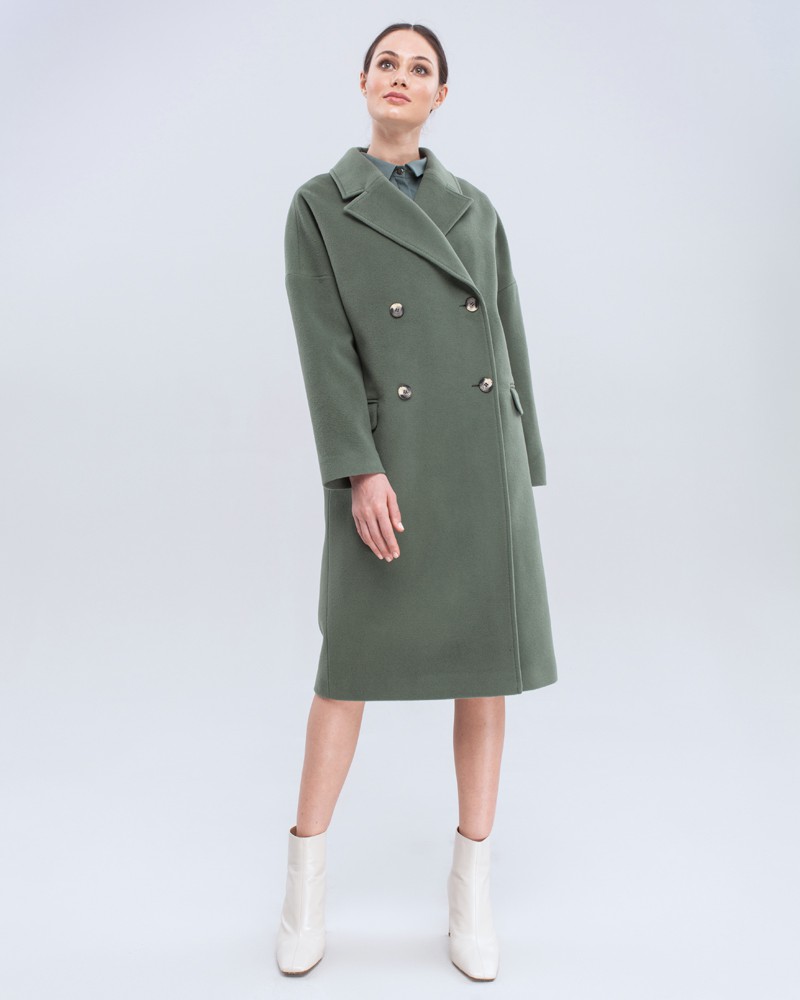 Двубортное минималистичное пальто-кокон длины чуть ниже колена. Дополнено декоративной отстрочкой, клапанами на карманах и пуговицами, выкрашенными вручную. Незаменимая базовая модель для тех, кто любит оверсайз.

На модели размер XS