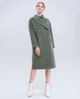 Двубортное минималистичное пальто-кокон длины чуть ниже колена. Дополнено декоративной отстрочкой, клапанами на карманах и пуговицами, выкрашенными вручную. Незаменимая базовая модель для тех, кто любит оверсайз.

На модели размер XS