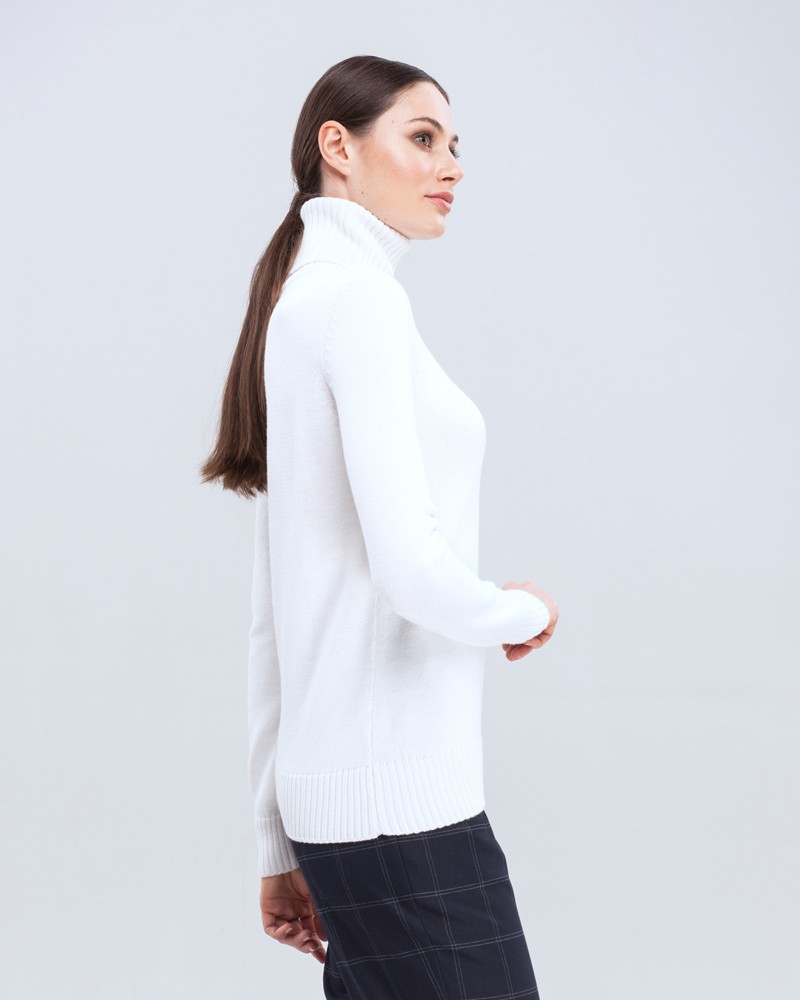 Базовая водолазка с высоким горлом и длинным рукавом из шерстяного трикотажа. Прекрасно сочетается с жакетами и пальто и подойдет любому типу фигуры.

На модели размерXS/S