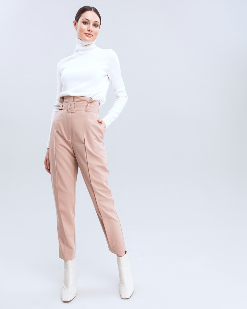 Брюки-бананы с высокой посадкой, простроченными стрелками и защипами. Дополнены поясом с обтяжной пряжкой. Сочетайте с однотонным жакетом из комплекта для создания изысканного, делового или вечернего образа.

На модели размер XS