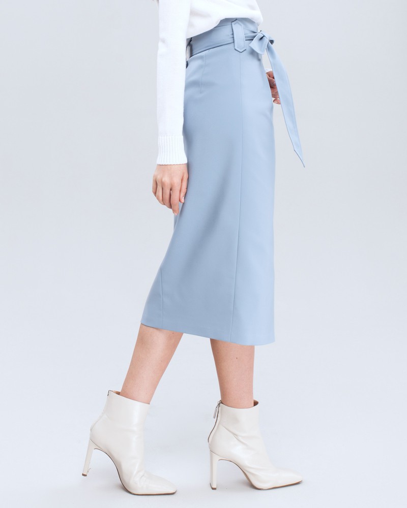 Юбка SK016, цвет: голубой Allweneed Юбка-карандаш длины миди с защипами и разрезом спереди. Дополнена поясом в тон изделия. Для создания стильного делового образа на каждый день сочетайте с объемной женственной блузой, топом в бельевом стиле или футболкой.