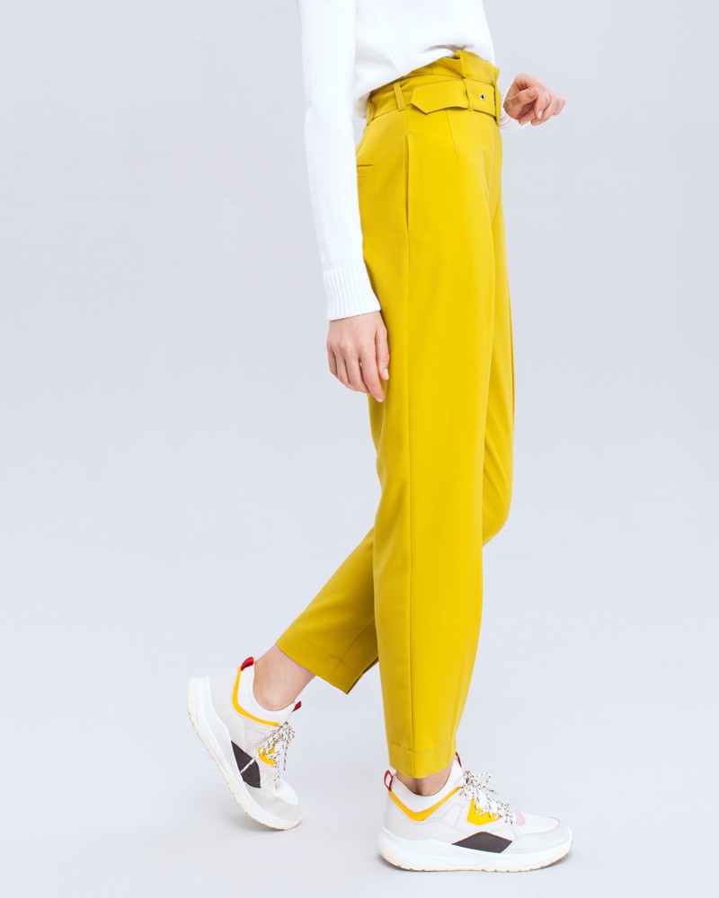 Брюки-бананы с высокой посадкой, простроченными стрелками и защипами. Дополнены поясом с обтяжной пряжкой. Сочетайте с однотонным жакетом из комплекта для создания изысканного, делового или вечернего образа.

На модели размер XS