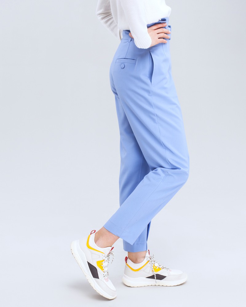 Брюки PA008, цвет: голубой Allweneed Брюки-бананы с высокой посадкой, простроченными стрелками и защипами. Дополнены поясом с обтяжной пряжкой. Сочетайте с однотонным жакетом из комплекта для создания изысканного, делового или вечернего образа.
На модели размер XS