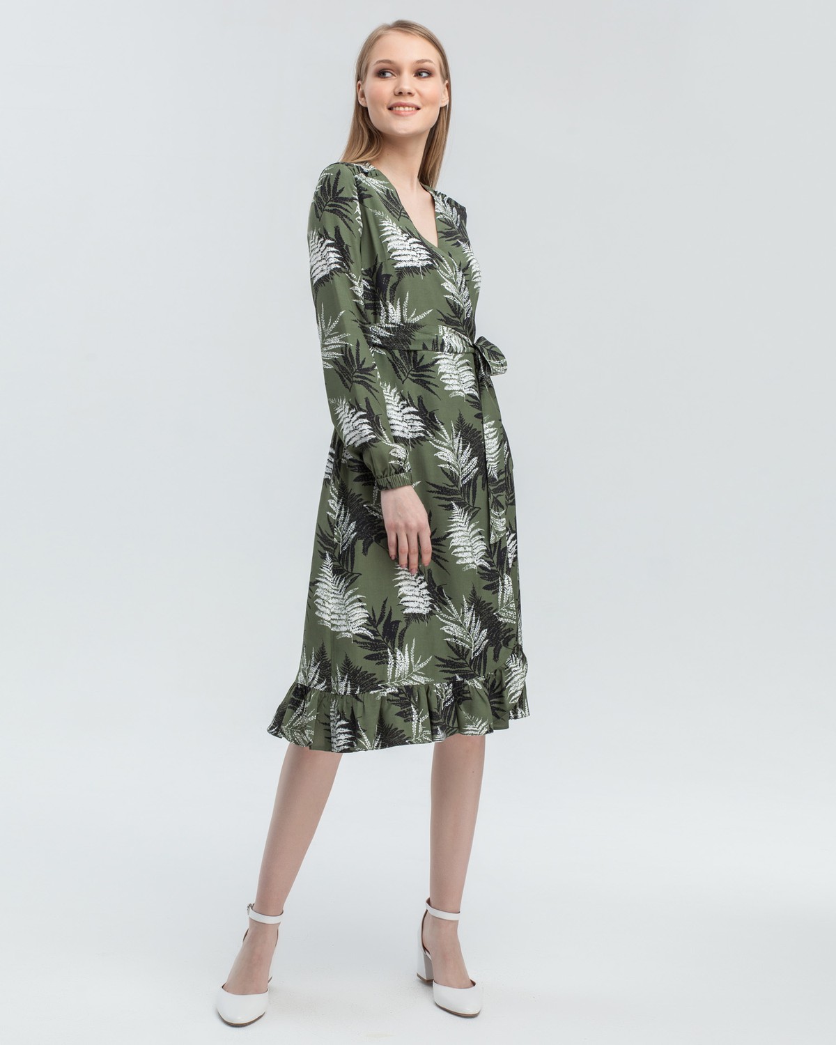 Платье с запахом длины чуть ниже колена. Дополнено воланом на подоле и поясом в тон, застежка на молнию. Собирайте с ним женственные образы на каждый день.

На модели размер XS