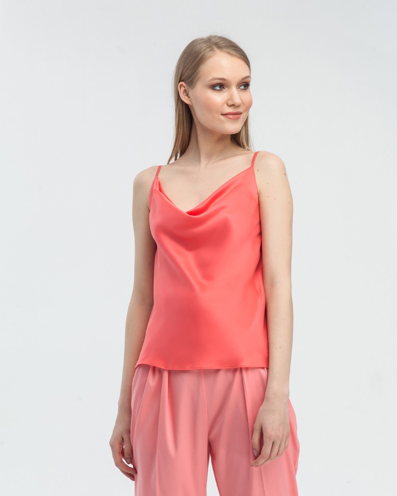 Двухслойный шёлковый топ в бельевом стиле с шалевым воротником, регулируемый бретелями. Невероятно нежный материал и драпировка делают топ идеальным для создания вечерних образов.