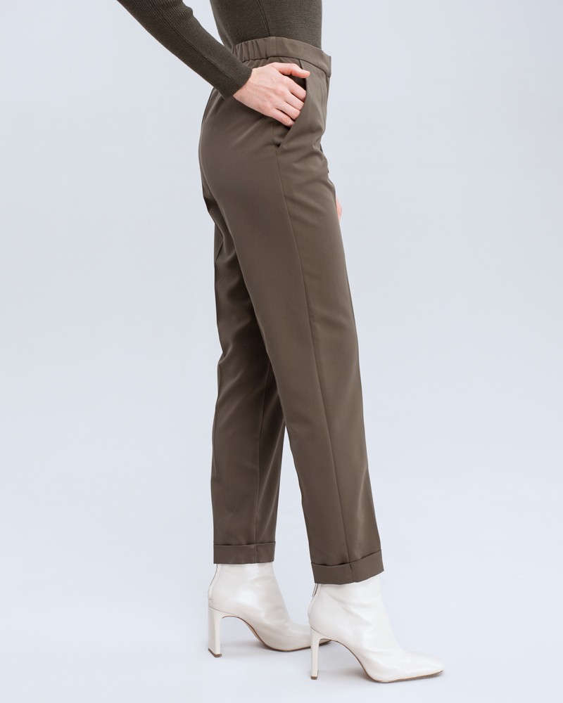 Брюки PA020, цвет: хаки Allweneed Брюки с отворотами на высокой талии слегка зауженные к низу. Дополнены проглаженной стрелкой. В сочетании с жакетом в тон создадут образ, который добавит Вам уверенности в себе.
На модели размер XS