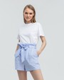 Шорты с накладными карманами, резинкой,завязками на талии и поясом в тон изделия. Сочетайте с жакетом от комплекта, чтобы создать стильный look для отпуска.

На модели размер XS