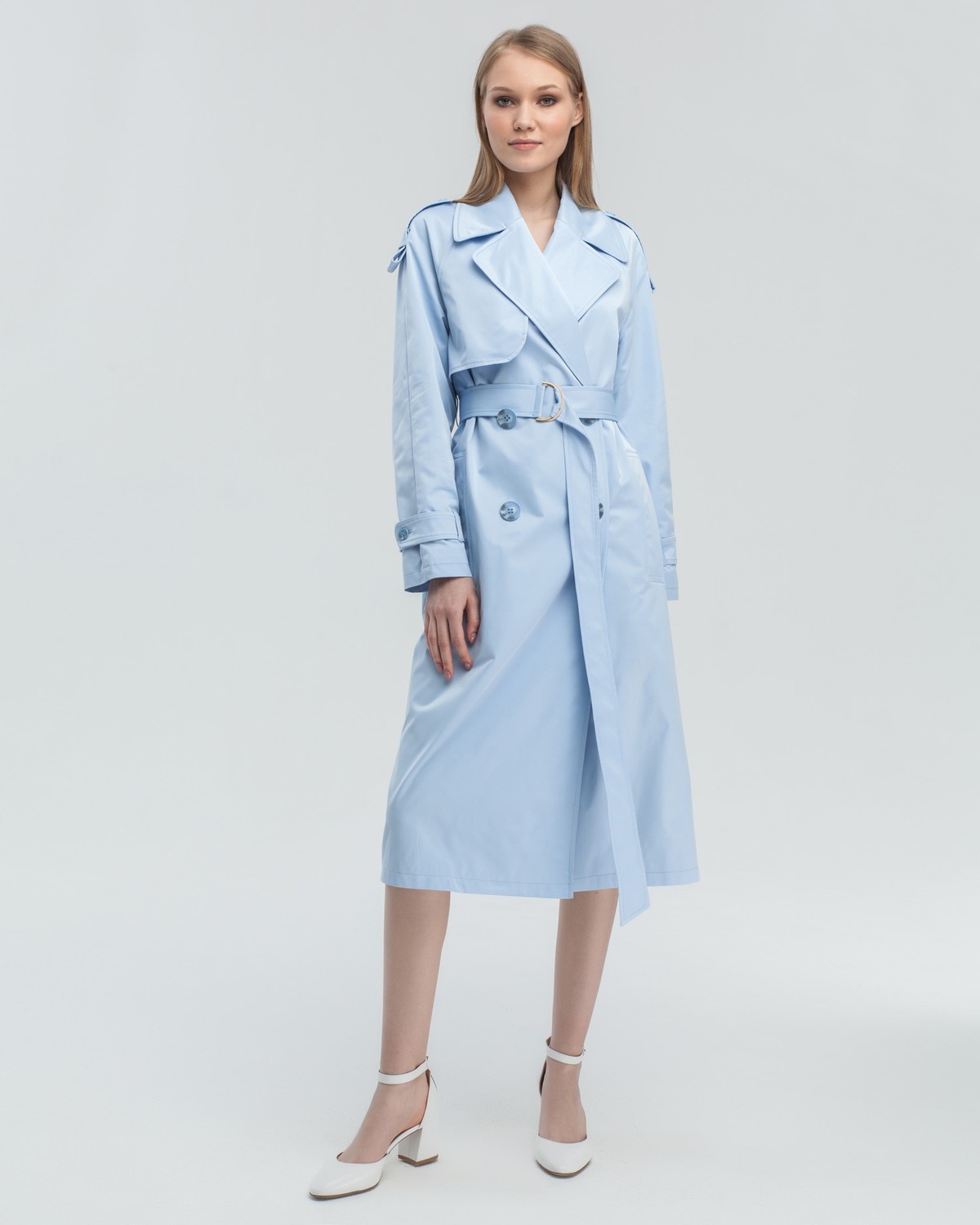 Тренч TR006, цвет: голубой Allweneed Тренч классической посадки с рукавом реглан. Дополнен погонами, патами на рукавах и поясом в тон изделия с металлической пряжкой. Выполнен из плащевой ткани с добавалением хлопка, на подкладке. Защитит от ветра весенними вечерами.