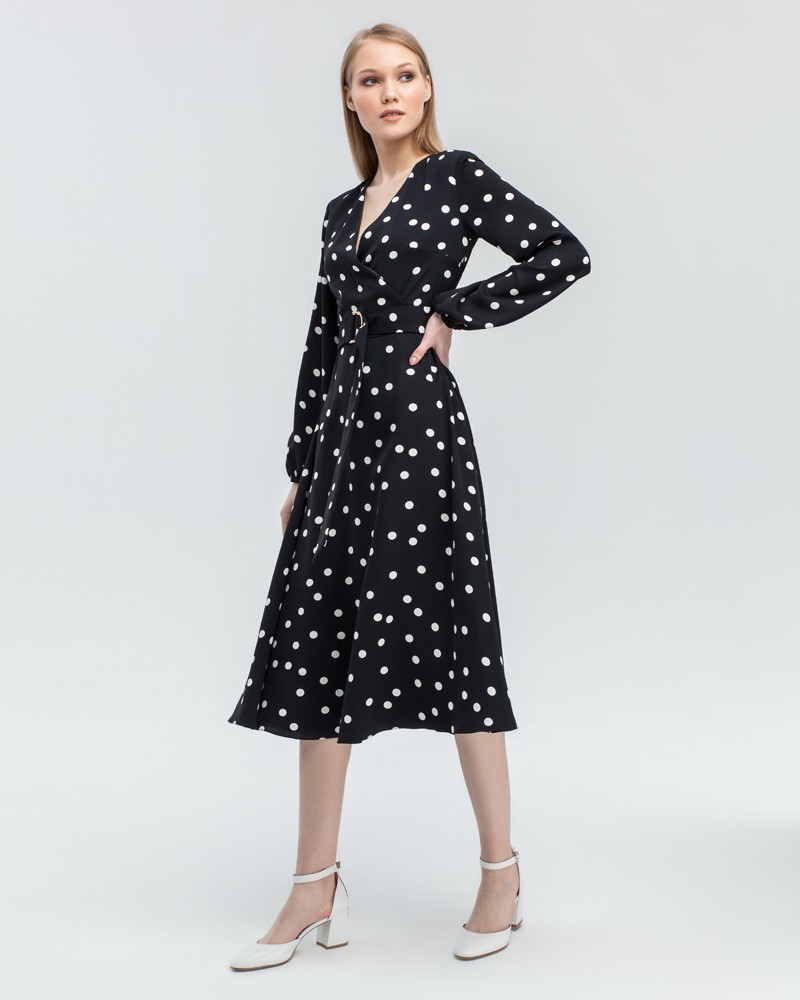 Платье в горох с широкими рукавами и имитацией запАха, застегивается на молнию. Дополнено длинным поясом в тон изделия с металлической пряжкой. Имитация запАха приблизит любую фигуру к песочным часам.

На модели размер XS