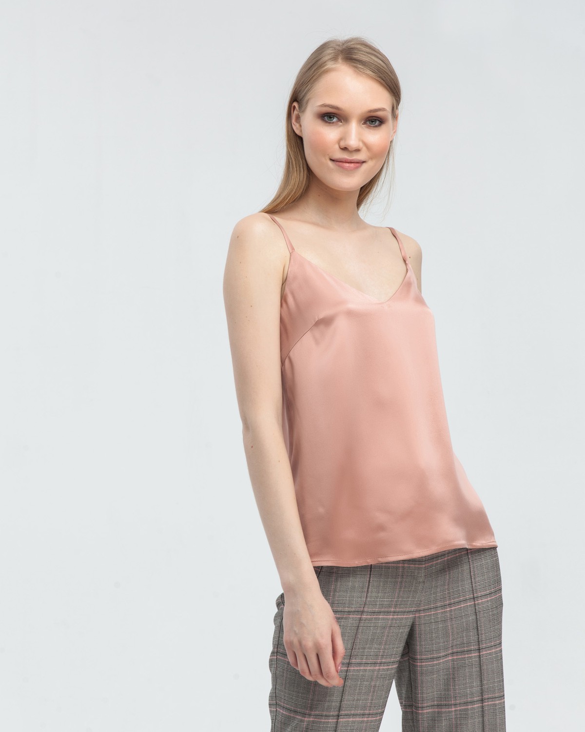 Двухслойный шелковый топ в бельевом стиле с V образным вырезом незаменимая база. Надевайте его подо все под жакет, под свитер, под кардиган, или носите поверх футболки. Наш совет купите топ в нескольких цветах, сочетающихся с вашим любимым брючным костюмом, чтобы создавать больше образов под настроение.

На модели размер XS