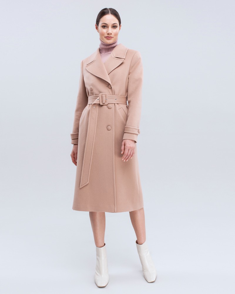 Пальто-тренч классической посадки по фигуре с втачанным рукавом. Дополнено кокеткой на спинке, поясом с обтяжной пряжкой и пуговицами в тон изделия. Модель-бестселлер в стиле милитари разнообразит гардероб и внесёт долю дерзости в повседневные образы.

На модели размер XS