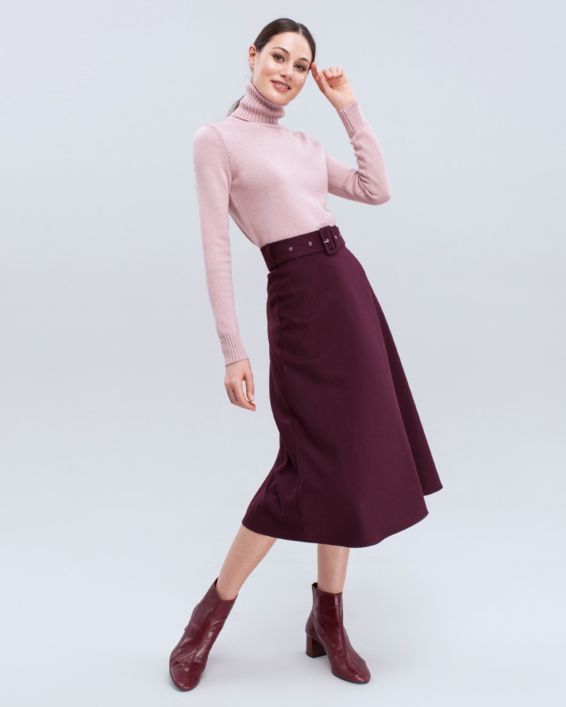 Юбка-трапеция длины миди. Дополнена широким поясом с обтяжной пряжкой в тон изделия. Обновленныйбестселлер нашей коллекции прекрасно сочетается с объемным верхом: блузами, свободными рубашками и жакетами.