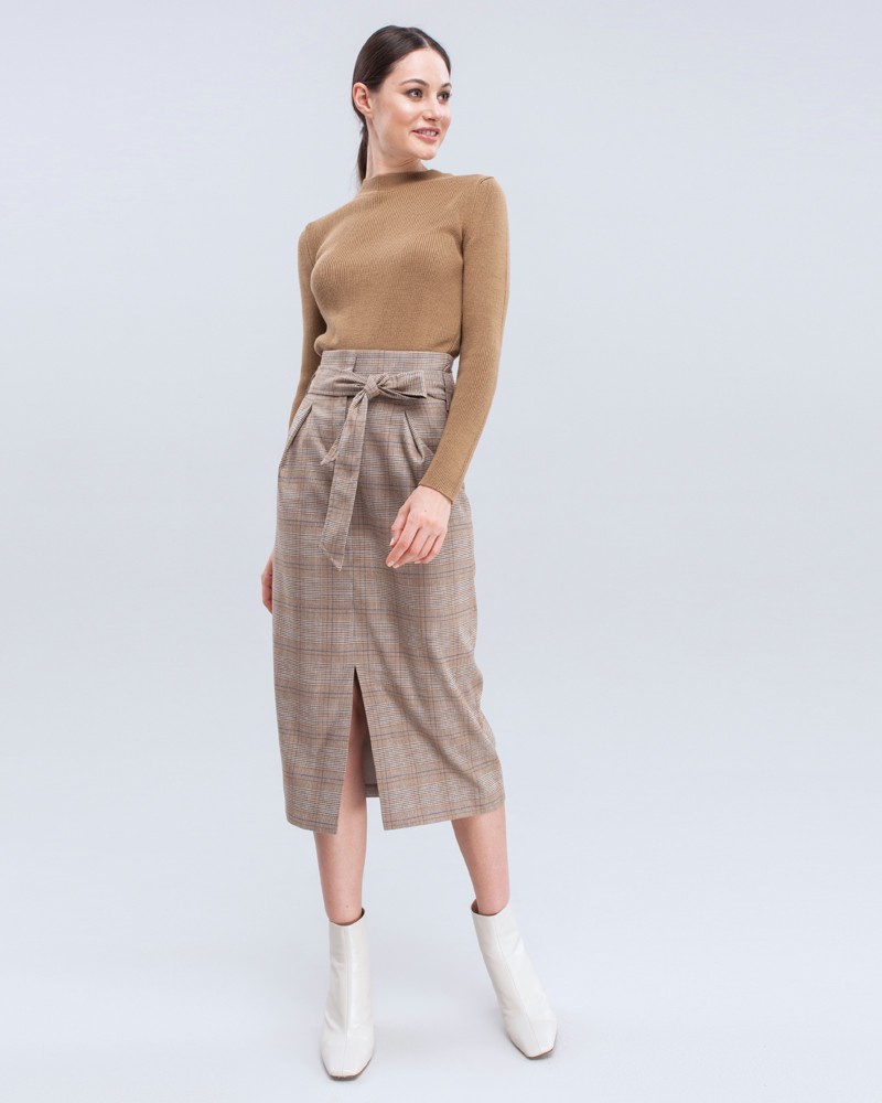 Юбка-карандаш длины миди с защипами и разрезом спереди. Дополнена поясом в тон изделия. Для создания стильного делового образа на каждый день сочетайте с объемной женственной блузой, топом в бельевом стиле или футболкой.