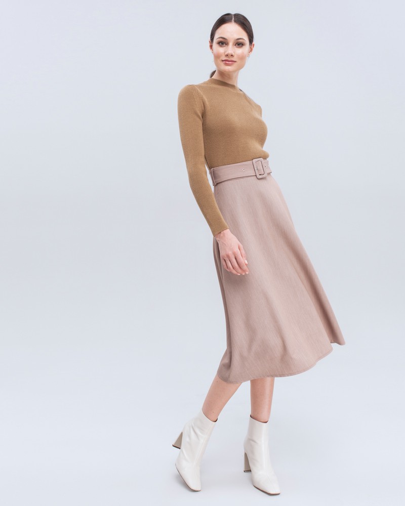 Юбка-трапеция длины миди. Дополнена широким поясом с обтяжной пряжкой в тон изделия. Обновленныйбестселлер нашей коллекции прекрасно сочетается с объемным верхом: блузами, свободными рубашками и жакетами.