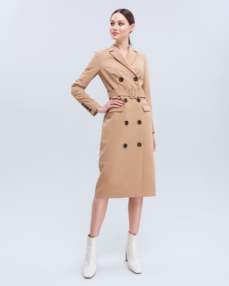 Платье DR045, цвет: кэмел Allweneed Двубортное платье-жакет длины миди с посадкой по фигуре. Дополнено поясом в тон с обтяжной пряжкой в тон и клапанами на карманах. С ним Вы можете собрать элегантый, вечерный или деловыйобраз.