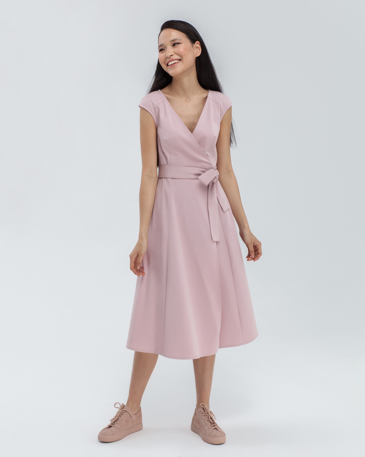 Платье на запах с юбкой солнце выполнено из легкого хлопка. Фиксируется на потайной пояс внутри изделия. Данный силуэт платья подчеркивает фигуру и приближает ее к идеальным песочным часам.