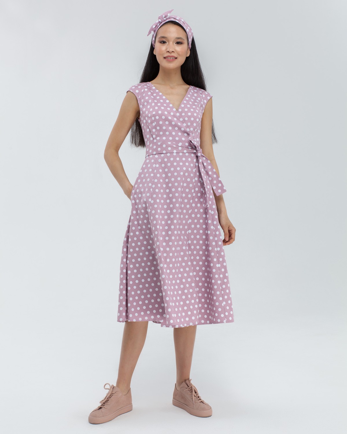 Платье на запах с юбкой солнце выполнено из легкого хлопка, дополнено декоративной повязкой в тон. Фиксируется на потайной пояс внутри изделия. Данный силуэт платья подчеркивает фигуру и приближает ее к идеальным песочным часам.
