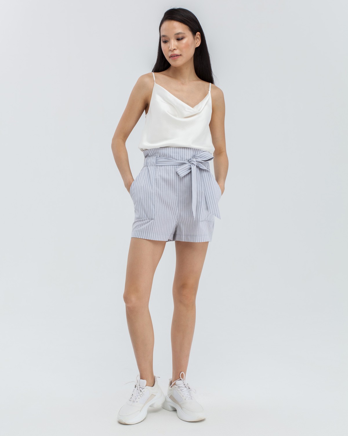 Шорты с накладными карманами, резинкой,завязками на талии и поясом в тон изделия. Сочетайте с жакетом от комплекта, чтобы создать стильный look для отпуска.

На модели размер XS