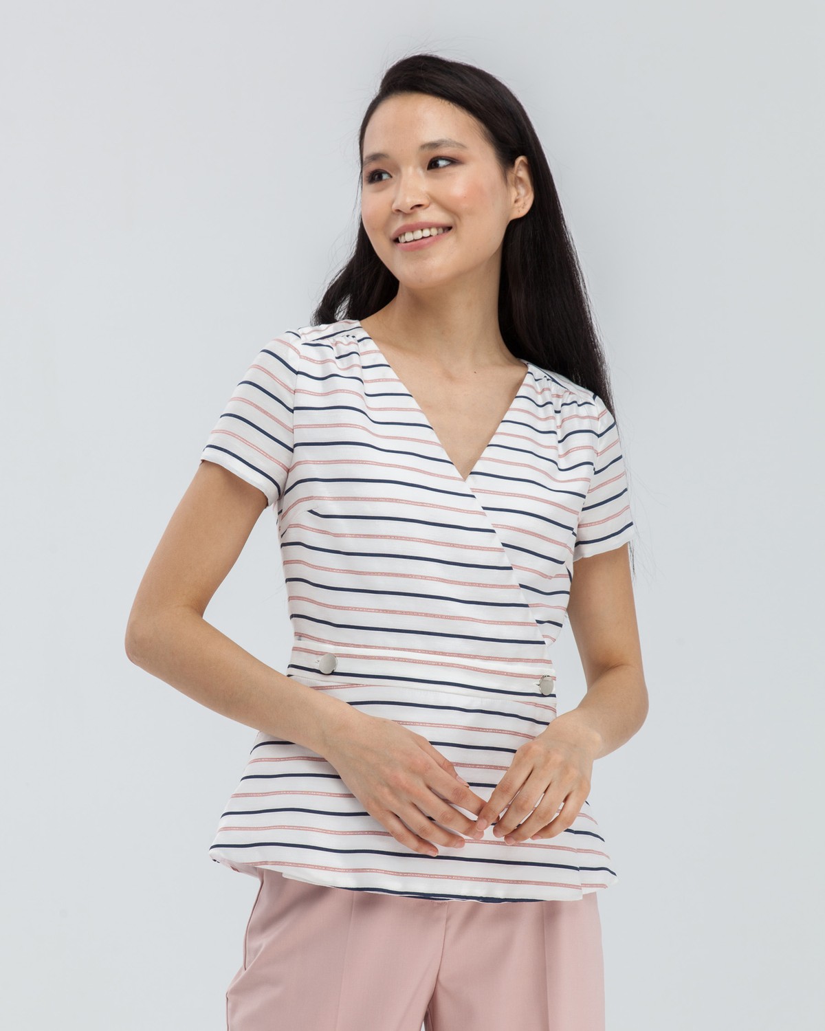 Лёгкая блуза с коротким рукавом и запАхом, застегивается на пуговицы, дополнена баской, которая подчеркивает талию. Сочетайте с зауженными брюками или шортами для создания яркого летнего образа.

На модели размер XS