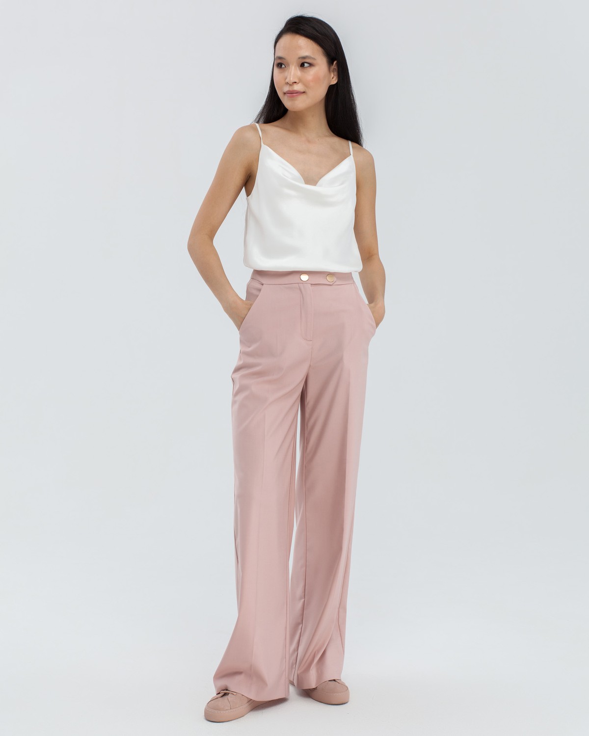 Широкие брюки на высокой талии с затёжкой на две пуговицы и молнию. В сочетаниис обувью на каблуках удлиняют ноги и вытягивают рост.

На модели размер XS