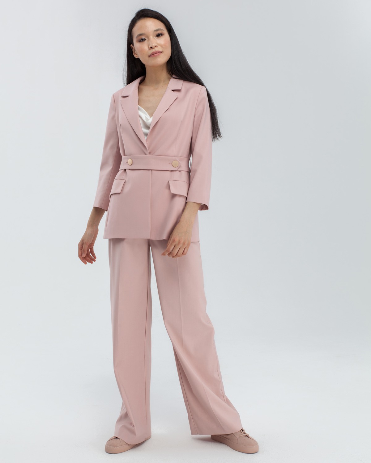 Слегка приталенный однобортный жакетс застёжкой на одну пуговицу,дополнен поясом в тон. Особенность данной модели - рукав три четверти, облегченный вариант для жаркого лета.

На модели размер XS