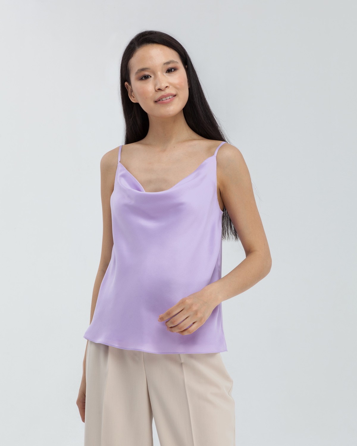 Двухслойный шёлковый топ в бельевом стиле с шалевым воротником, регулируемый бретелями. Невероятно нежный материал и драпировка делают топ идеальным для создания вечерних образов.