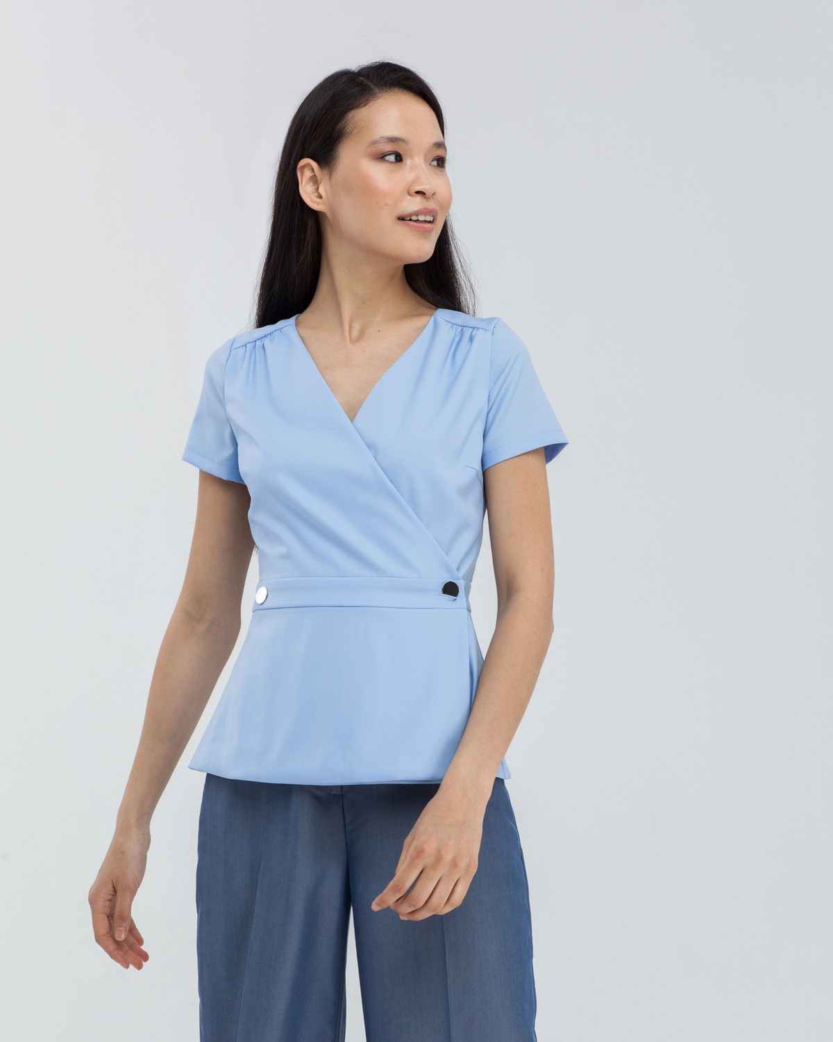 Блуза BL013, цвет: голубой Allweneed Лёгкая блуза с коротким рукавом и запАхом, застегивается на пуговицы, дополнена баской, которая подчеркивает талию. Сочетайте с зауженными брюками или шортами для создания яркого летнего образа.
На модели размер XS