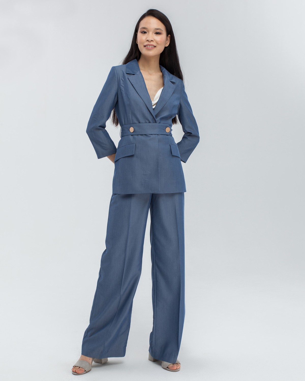 Жакет JA016, цвет: синий Allweneed Слегка приталенный однобортный жакетс застёжкой на одну пуговицу,дополнен поясом в тон. Особенность данной модели - рукав три четверти, облегченный вариант для жаркого лета.
На модели размер XS