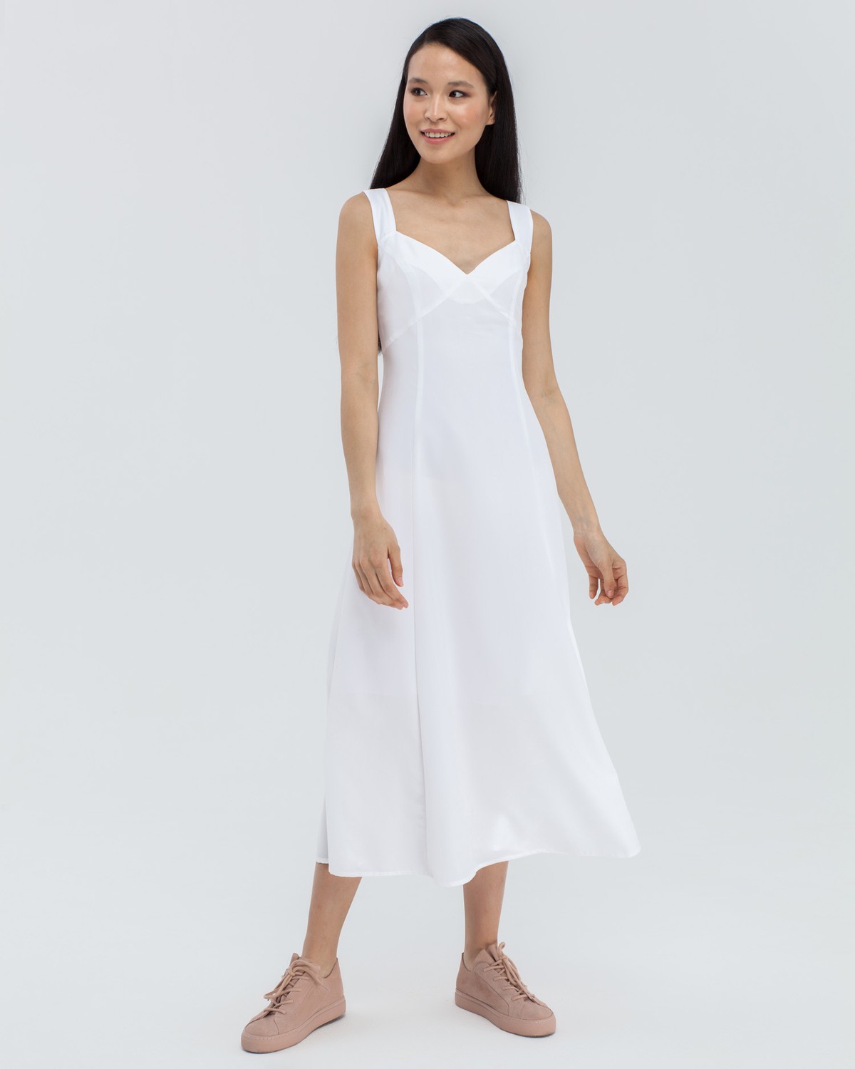 Платье на широких бретелях из вискозы купро с эффектом мокрого шёлка отлично впишется и в дневной, и в вечерний образ благодаря классическому минималистичному силуэту и точному крою, подчеркивающему достоинства фигуры. Смело сочетайте его с жакетами, объемными куртками, в качестве обуви - сандалии, кеды, мюли, бабуши.

На модели размер XS
