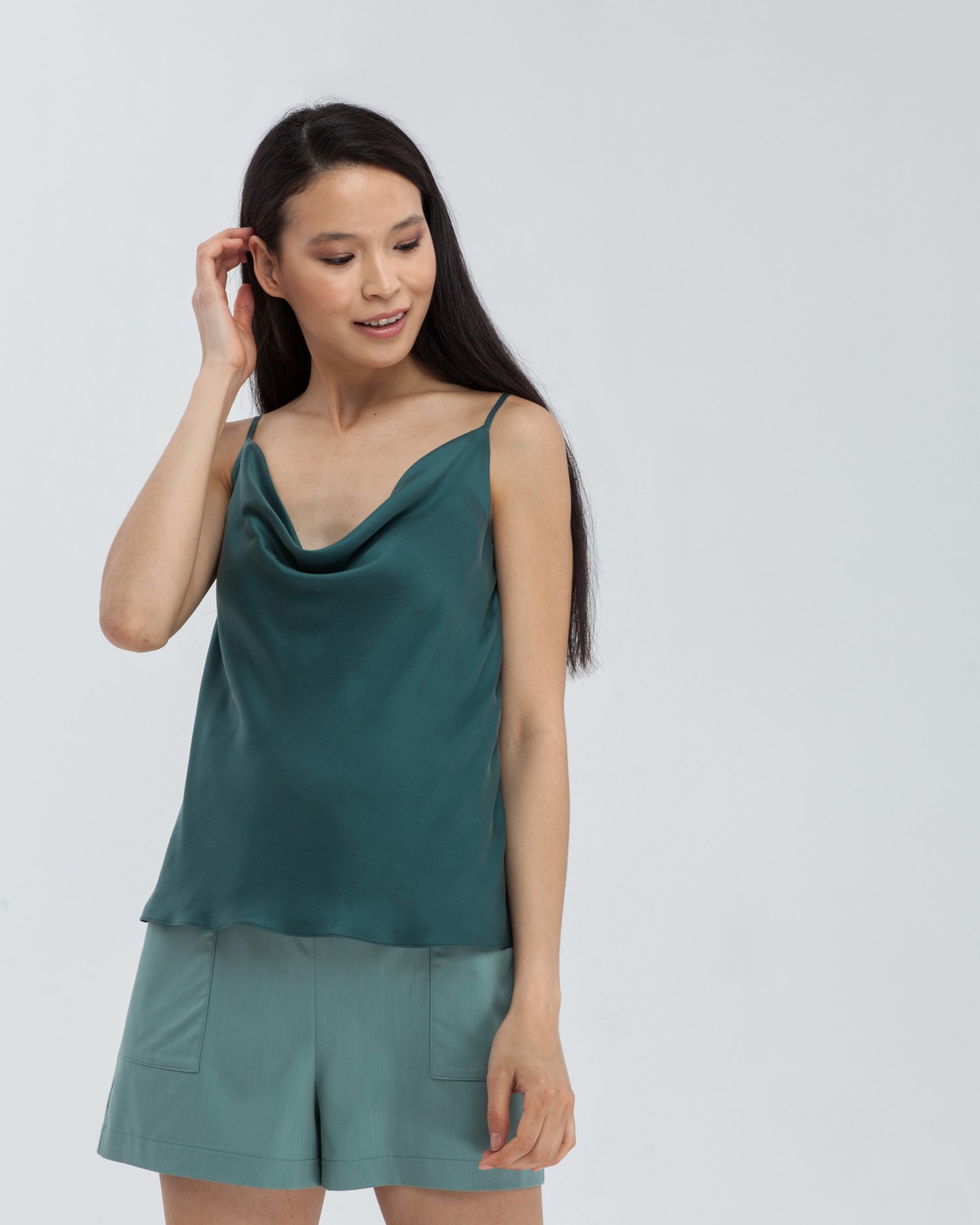 Двухслойный шёлковый топ в бельевом стиле с шалевым воротником, регулируемый бретелями. Невероятно нежный материал и драпировка делают топ идеальным для создания вечерних образов.