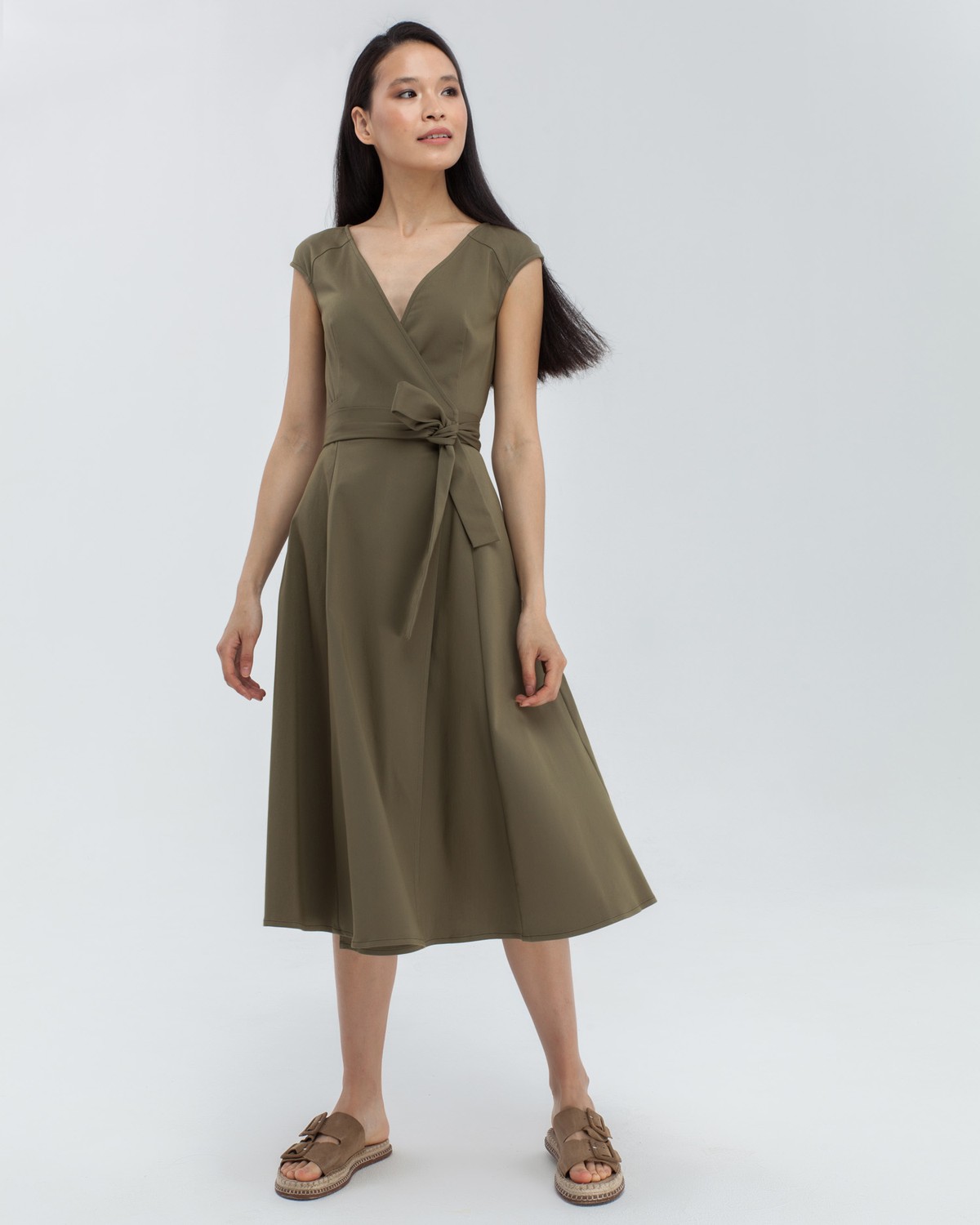 Платье DR031, цвет: хаки Allweneed Платье на запах с юбкой солнце выполнено из легкого хлопка. Фиксируется на потайной пояс внутри изделия. Данный силуэт платья подчеркивает фигуру и приближает ее к идеальным песочным часам.