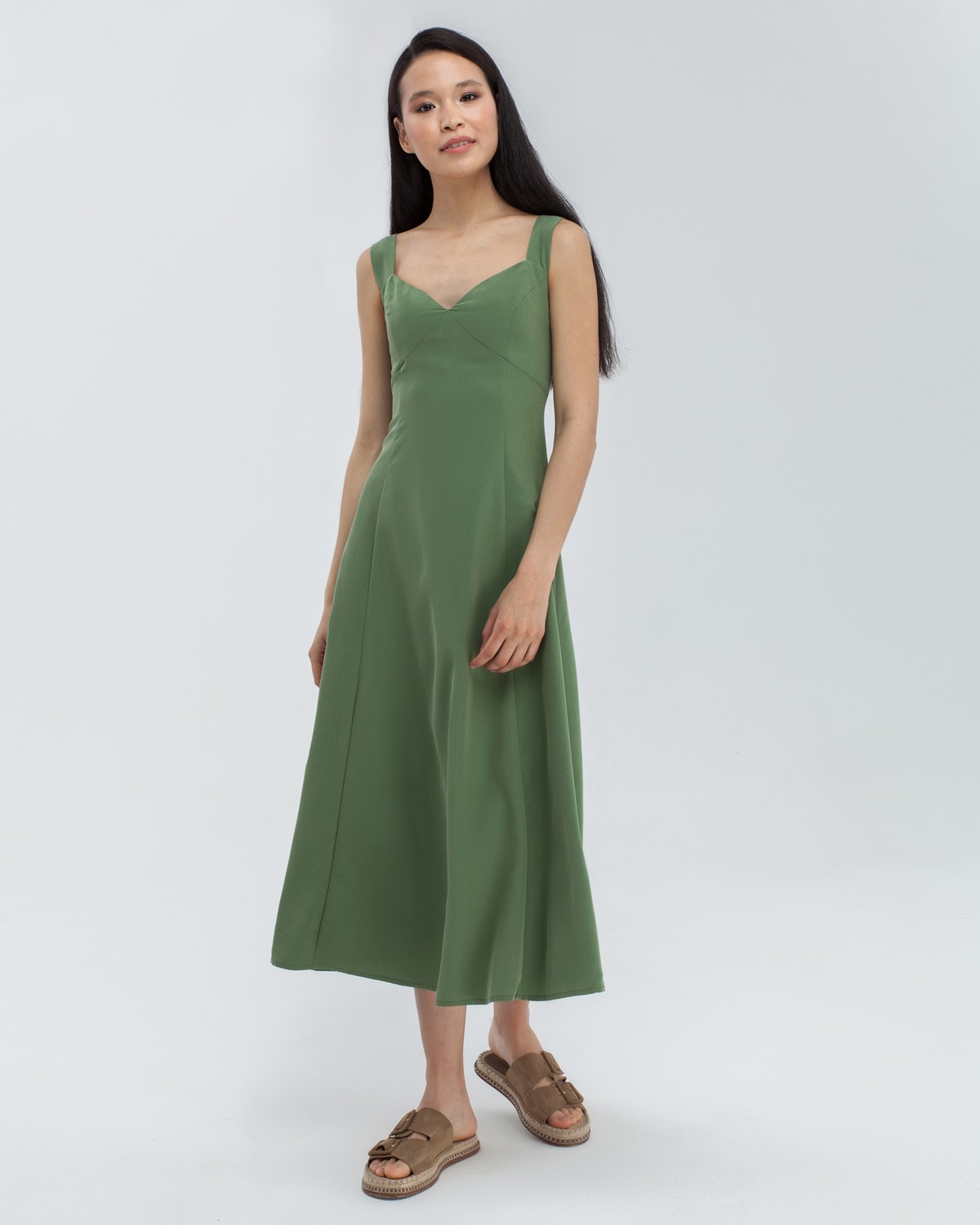 Платье на широких бретелях из вискозы купро с эффектом мокрого шёлка отлично впишется и в дневной, и в вечерний образ благодаря классическому минималистичному силуэту и точному крою, подчеркивающему достоинства фигуры. Смело сочетайте его с жакетами, объемными куртками, в качестве обуви - сандалии, кеды, мюли, бабуши.

На модели размер XS
