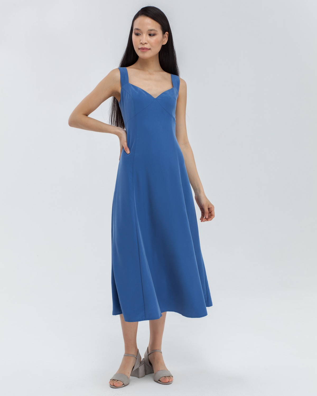 Платье на широких бретелях из вискозы купро с эффектом мокрого шёлка отлично впишется и в дневной, и в вечерний образ благодаря классическому минималистичному силуэту и точному крою, подчеркивающему достоинства фигуры. Смело сочетайте его с жакетами, объемными куртками, в качестве обуви - сандалии, кеды, мюли, бабуши.

На модели размер XS
