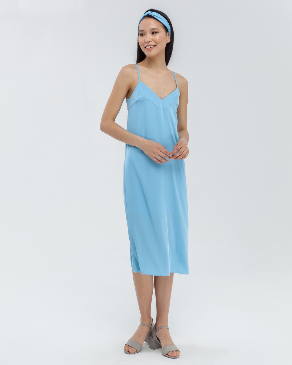 Платье-комбинация из вискозного шелка в бельевом стиле на подкладке. Дополнено повязкой на голову в тон изделия. Платье универсально за счет базового и минималистичного кроя-с ним можно создать бесконечное количество стильных образов: носите платье с жакетом в офис, с рубашкой на прогулку и с объемным свитером на одно плечо на свидание.