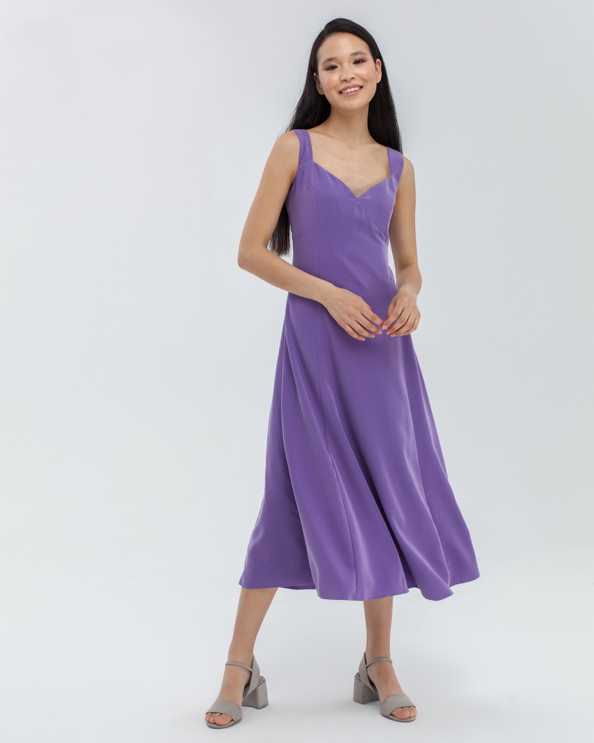 Платье на широких бретелях из вискозы купро с эффектом мокрого шёлка отлично впишется и в дневной, и в вечерний образ благодаря классическому минималистичному силуэту и точному крою, подчеркивающему достоинства фигуры. Смело сочетайте его с жакетами, объемными куртками, в качестве обуви - сандалии, кеды, мюли, бабуши.

На модели размер XS
