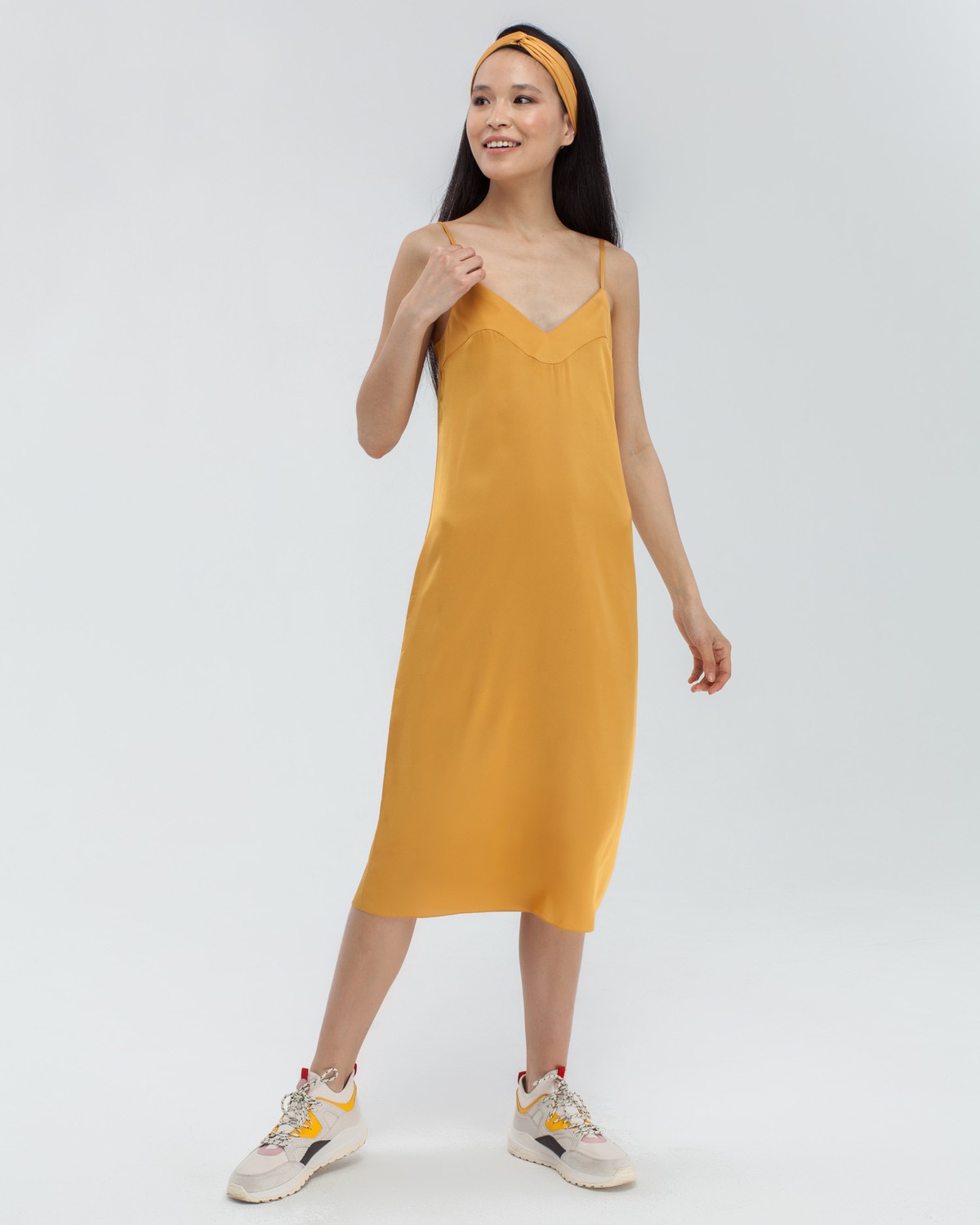 Платье DR029 с банданой BN002, цвет: желтый Allweneed Платье-комбинация из вискозного шелка в бельевом стиле на подкладке. Дополнено повязкой на голову в тон изделия. Платье универсально за счет базового и минималистичного кроя-с ним можно создать бесконечное количество стильных образов: носите платье с жакетом в офис, с рубашкой на прогулку и с объемным свитером на одно плечо на свидание.