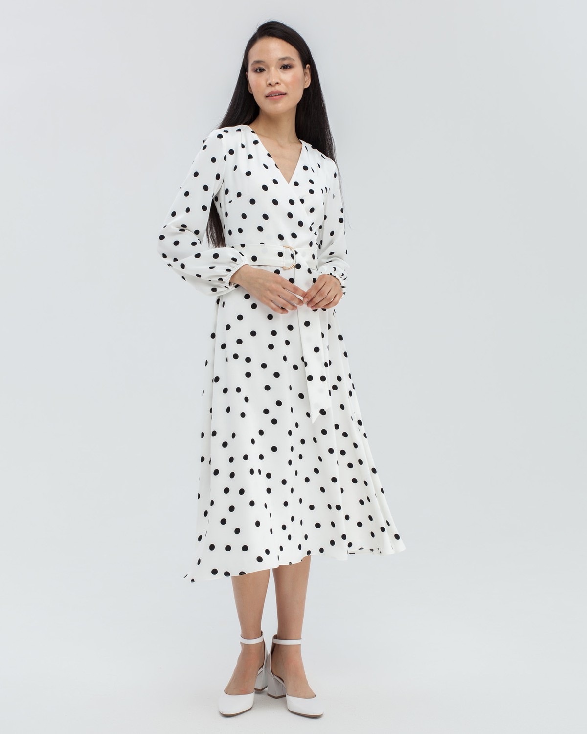 Платье в горох с широкими рукавами и имитацией запАха, застегивается на молнию. Дополнено длинным поясом в тон изделия с металлической пряжкой. Имитация запАха приблизит любую фигуру к песочным часам.

На модели размер XS