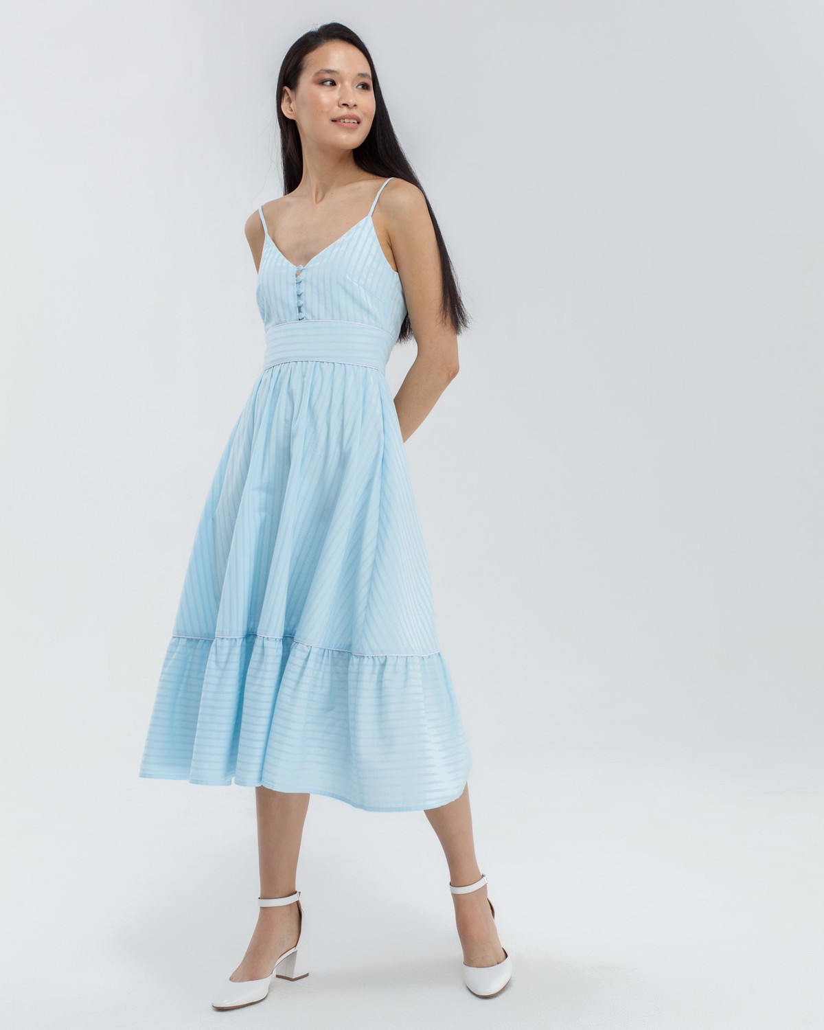 Платье А-силуэта длины миди с воланами на подоле. Дополнено кокеткой и застежкой на пуговицу на груди. Бретели регулируются. Платье идеально для похода в ресторан жарким летним вечером.

На модели размер XS