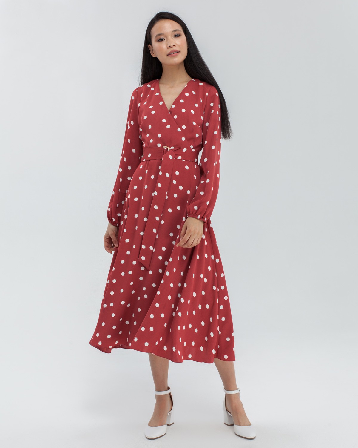 Платье в горох с широкими рукавами и имитацией запАха, застегивается на молнию. Дополнено длинным поясом в тон изделия с металлической пряжкой. Имитация запАха приблизит любую фигуру к песочным часам.

На модели размер XS