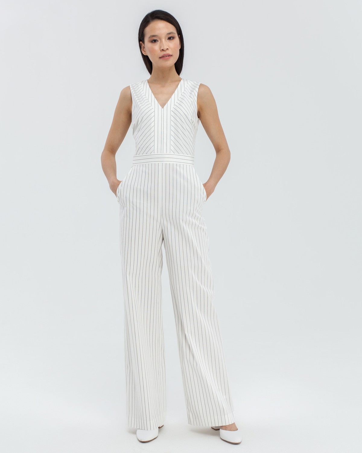 Комбинезон без рукавов с широкими брюками и V-образным вырезом, застегивается на потайную молнию. Настоящая палочка-выручалочка для случаев, когда Вам нечего надеть.

На модели размер XS