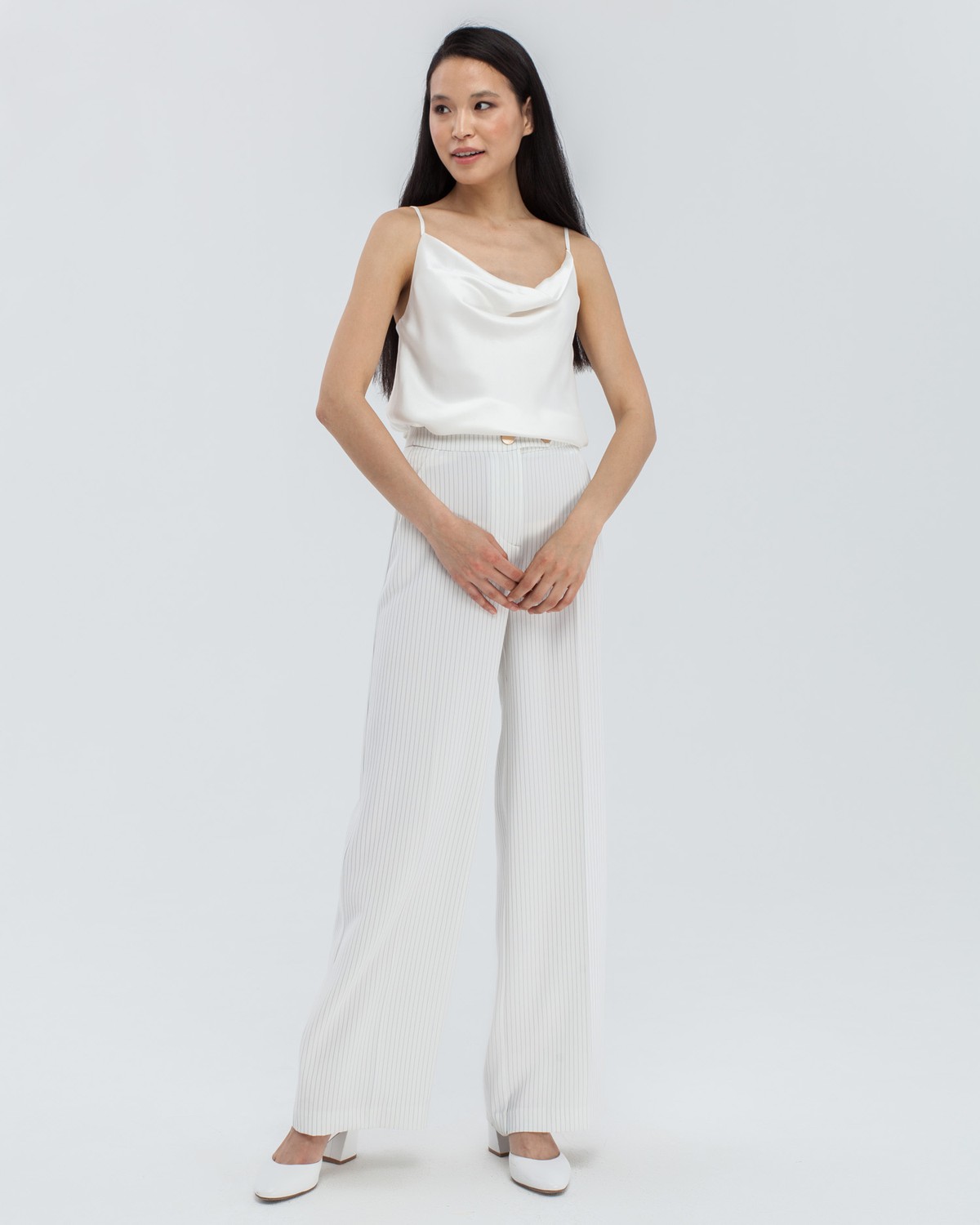 Широкие брюки на высокой талии с затёжкой на две пуговицы и молнию. В сочетаниис обувью на каблуках удлиняют ноги и вытягивают рост.

На модели размер XS